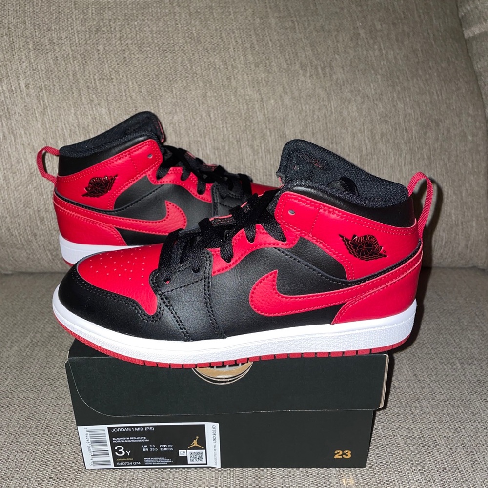 Air Jordan 1 Mid Chicago Bred “Banned” 2020